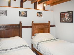 twee bedden in een kamer met witte muren bij Uk46591 - Polecat Barn in Wivelsfield Green