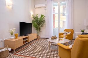 Televízia a/alebo spoločenská miestnosť v ubytovaní Genteel Home Larios