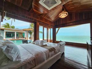 Ein Bett oder Betten in einem Zimmer der Unterkunft Hotel Villa AoKhanom Beachfront
