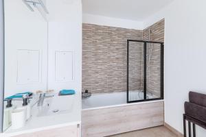 a bathroom with two sinks and a bath tub at Confort Moderne Argenteuil – Proche Paris in Argenteuil