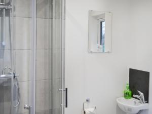 A bathroom at Full Pint - Uk46616