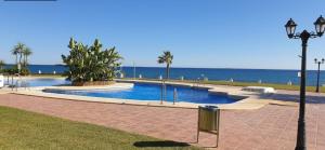 The swimming pool at or close to Apartamento Playa de la Lucera