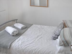 מיטה או מיטות בחדר ב-The Lodge - Uk46636