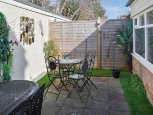 patio con tavolo, sedie e recinzione di Avondale a Clacton-on-Sea