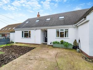 uma casa branca com um telhado preto em Silvaplana em Canterbury