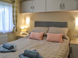 1 dormitorio con 1 cama con 2 almohadas en Rosies Retreat - Uk46724 en Bridlington