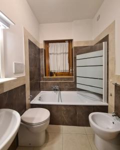 Kylpyhuone majoituspaikassa Rooms And Comfort Apartment