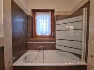 Bilik mandi di Rooms And Comfort Apartment