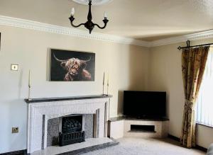 TV a/nebo společenská místnost v ubytování 8 PEMBERTON Entire 3 bed in Newry Mourne and Down Sleeps 5