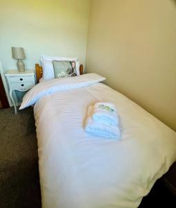 Postel nebo postele na pokoji v ubytování 8 PEMBERTON Entire 3 bed in Newry Mourne and Down Sleeps 5