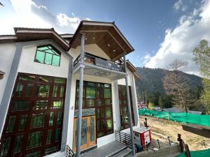 a building with a sign in front of it at Hotel Hills Heaven in Anantnāg