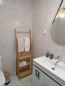 uma casa de banho com um lavatório, um WC e um espelho. em Estrela do Mar II em Portimão