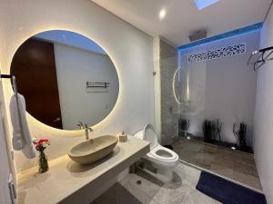 een badkamer met een wastafel en een toilet bij LINDA FINCA PALMAS DE BETANIA in Villeta