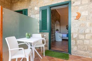 un patio con tavolo e sedie e una camera da letto di Casale Antonietta a Sorrento