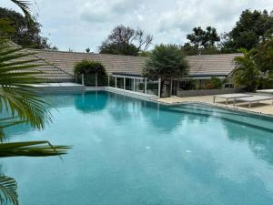 una grande piscina blu davanti a una casa di UMiiMAAN pool villa, 4BR, 4BA a Ko Samui