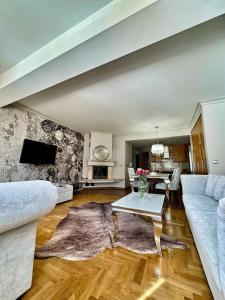 - un salon avec un canapé et une table dans l'établissement Apartament De Luxe - Viva pod Giewontem Apartamenty, à Zakopane