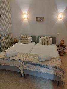 Duas camas sentadas uma ao lado da outra num quarto em Estrela do Mar II em Portimão
