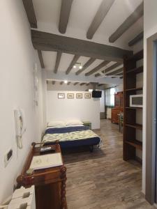 1 dormitorio con 1 cama y 1 mesa en una habitación en Borgo degli Ulivi, en Crespellano