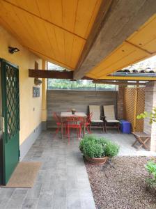 un patio con mesa y sillas. en Borgo degli Ulivi, en Crespellano
