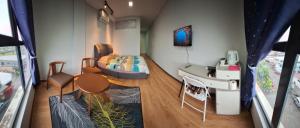 une petite chambre avec un lit et un bureau dans l'établissement Bunny Homestay 405MB @ ROXY Apartment Kuching, à Kuching