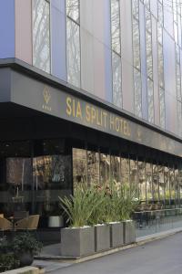 Gedung tempat hotel berlokasi