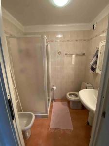 uma casa de banho com um chuveiro, um lavatório e um WC. em Holiday rental in Roquebrune Cap Martin em Roquebrune-Cap-Martin
