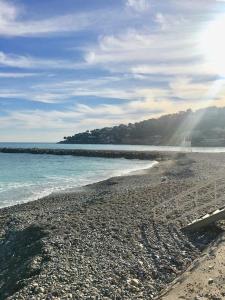 uma praia com pedras e o oceano num dia nublado em Holiday rental in Roquebrune Cap Martin em Roquebrune-Cap-Martin