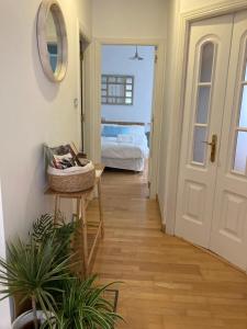 einen Flur mit Tür und ein Zimmer mit Bett in der Unterkunft Apartamento Enriqueta in Granada