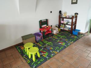 Una habitación con una alfombra con juguetes. en Penzion a hostinec Na Návsi, en Nová Bystřice