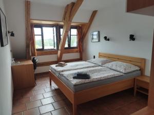 Postel nebo postele na pokoji v ubytování Penzion a hostinec Na Návsi