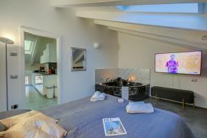 un dormitorio con una cama y una bañera en Loft & Jacuzzi - Happy Rentals, en Riva del Garda 18 fotos más