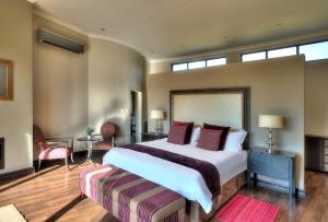 sypialnia z dużym łóżkiem i dużym oknem w obiekcie Legend Simba Safari - Legend Golf Safari Resort w mieście Golders Green
