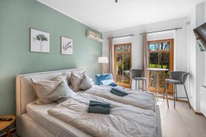 מיטה או מיטות בחדר ב-LeHaStays - Apartments Buckau 16a I Küche I Smart TV mit Netflix I toller Innenhof