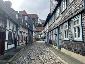 una strada di ciottoli in un centro storico con edifici di Ferienwohnung ENJOY 2 a Goslar