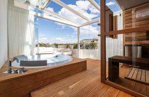 bagno con vasca e ampia finestra di Le Terrazze Suites a Bari