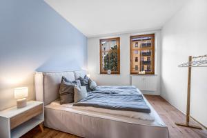 Postel nebo postele na pokoji v ubytování LeHaStays - Apartment Buckau 16a