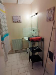 W łazience znajduje się umywalka i lustro. w obiekcie Epicerie Gourmande w mieście Villandry