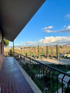 un balcón con vistas a un aparcamiento en Torrenova 22 en Roma