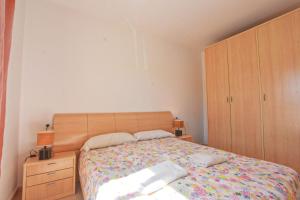 a bedroom with a bed and a wooden headboard at Book Jet - Apartamento Tindaya Wifi & Pool in Costa Calma +9 photos