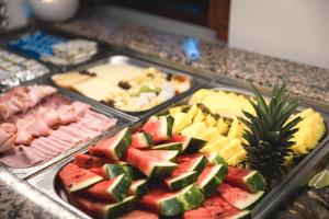 ein Buffet mit verschiedenen Speisen auf der Theke in der Unterkunft Hotel Adršpach in Adršpach