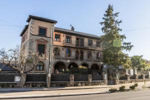 彼德拉拉韋斯的住宿－里爾金塔聖荷西旅館，街道一侧的一座古老建筑