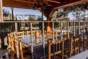 einen Tisch mit Stühlen und eine Vase auf dem Balkon in der Unterkunft Posada Real Quinta San Jose in Piedralaves