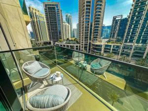 Bazén v ubytování HiGuests - Luxury Living One Bedroom in Downtown Dubai nebo v jeho okolí