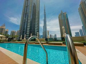 Bazén v ubytování HiGuests - Luxury Living One Bedroom in Downtown Dubai nebo v jeho okolí