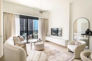 TV a/nebo společenská místnost v ubytování HiGuests - Luxury Living One Bedroom in Downtown Dubai