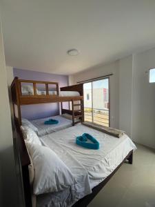 San Jacinto的住宿－Residencia Costa Y Mar，带窗户的客房内设有两张单人床。