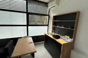 un petit bureau avec un bureau et une fenêtre dans l'établissement Simba Apartment A, à Smarjeske Toplice