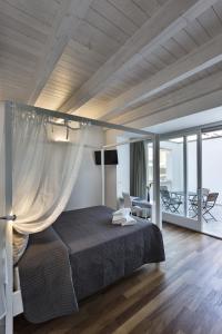 Un dormitorio con una cama grande y un balcón. en Bed And Breakfast T57, en Bitonto