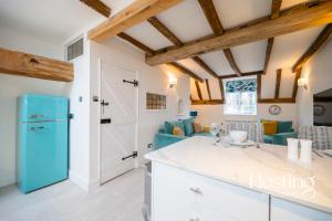a kitchen with a blue refrigerator in a room at Stable Annex Bisham - Vibrant 1 Bed With Parking in Marlow