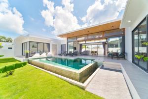 une maison avec une piscine dans la cour dans l'établissement Tropical Heaven cozy villa 3Bdr, à Koh Samui 